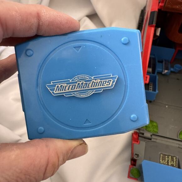 Micro Machines SVC Red Super Van City Transforming Playset Hasbro 2020 - Picture 10 of 10